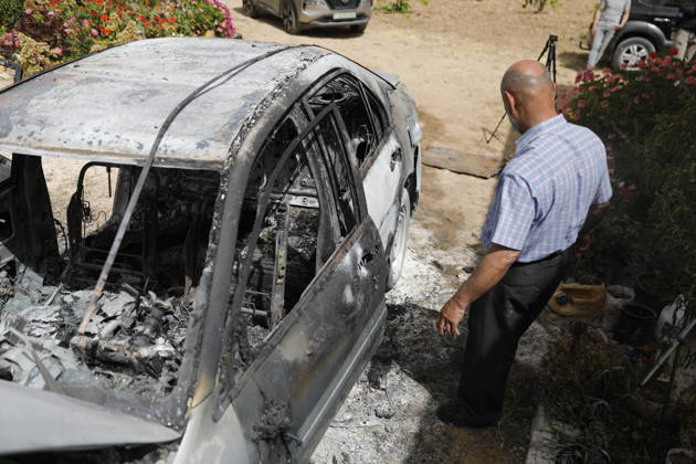 Palestinians inspect damage after settler attack near Hebron Palestinians inspect damage at the site of an attack carried out by Israeli settlers targeting Palestinian vehicles and property in the town of Surif northwest of Hebron in the occupied West Bank on May 17, 2026. Settlers set fire to a vehicle and spray-painted racist slogans at the scene, amid anger and condemnation among Palestinian residents over repeated attacks on their property. Photo by Mamoun Wazwaz apaimages Hebron West Bank Palestinian Territory 170526_Hebron_MW_00(6) Copyright: xapaimagesxMamounxWazwazx xapaimagesx