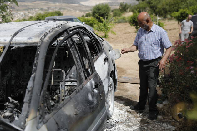 Palestinians inspect damage after settler attack near Hebron Palestinians inspect damage at the site of an attack carried out by Israeli settlers targeting Palestinian vehicles and property in the town of Surif northwest of Hebron in the occupied West Bank on May 17, 2026. Settlers set fire to a vehicle and spray-painted racist slogans at the scene, amid anger and condemnation among Palestinian residents over repeated attacks on their property. Photo by Mamoun Wazwaz apaimages Hebron West Bank Palestinian Territory 170526_Hebron_MW_00(7) Copyright: xapaimagesxMamounxWazwazx xapaimagesx