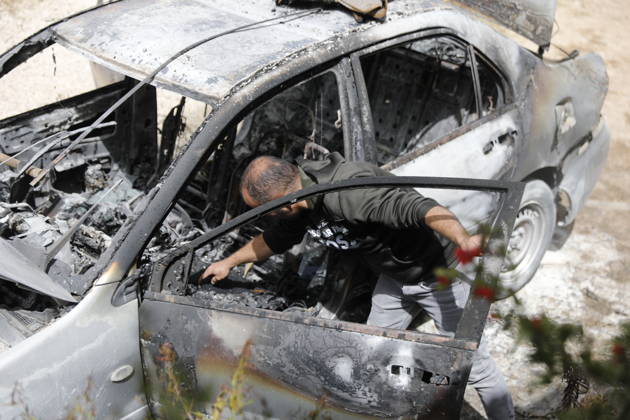 Palestinians inspect damage after settler attack near Hebron Palestinians inspect damage at the site of an attack carried out by Israeli settlers targeting Palestinian vehicles and property in the town of Surif northwest of Hebron in the occupied West Bank on May 17, 2026. Settlers set fire to a vehicle and spray-painted racist slogans at the scene, amid anger and condemnation among Palestinian residents over repeated attacks on their property. Photo by Mamoun Wazwaz apaimages Hebron West Bank Palestinian Territory 170526_Hebron_MW_00(21) Copyright: xapaimagesxMamounxWazwazx xapaimagesx