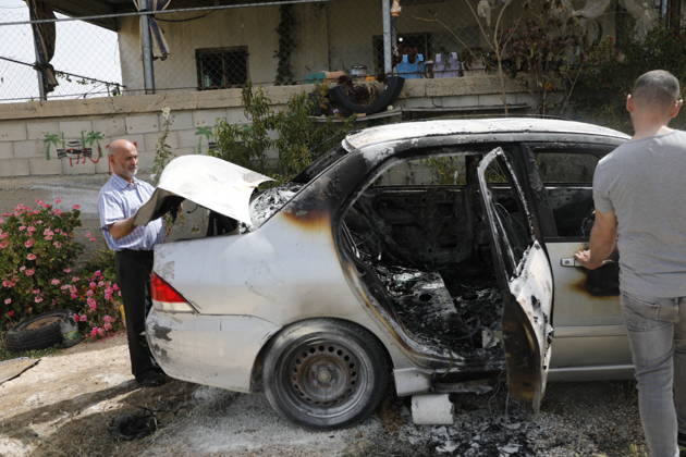 Palestinians inspect damage after settler attack near Hebron Palestinians inspect damage at the site of an attack carried out by Israeli settlers targeting Palestinian vehicles and property in the town of Surif northwest of Hebron in the occupied West Bank on May 17, 2026. Settlers set fire to a vehicle and spray-painted racist slogans at the scene, amid anger and condemnation among Palestinian residents over repeated attacks on their property. Photo by Mamoun Wazwaz apaimages Hebron West Bank Palestinian Territory 170526_Hebron_MW_00(17) Copyright: xapaimagesxMamounxWazwazx xapaimagesx