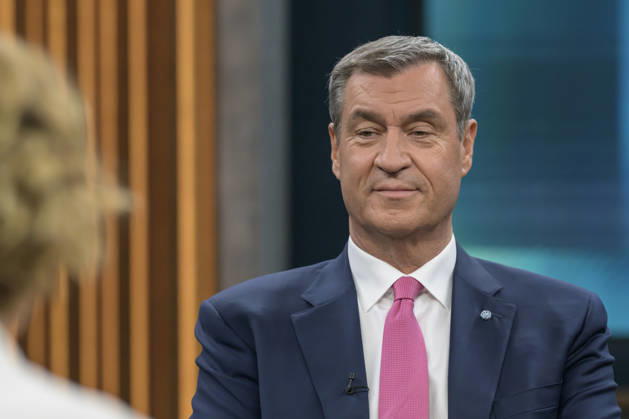 im Bild v.l.: Caren Miosga, Markus Söder, Ministerpräsident Bayern, CSU, GER, Berlin, Studio, zu Gast bei - Caren Miosga, Polittalk, TV, Format, Aufzeichnung, aufgezeichnet, Das Erste, aus Adlershof - am Studio 20, Thema: Kriegt die Regierung die Kurve, Herr Söder? 17.05.2026, Copyright: HMBxMedia UwexKoch
