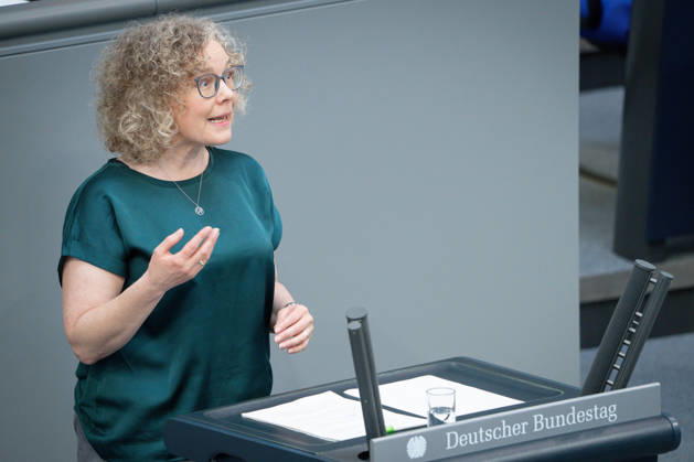 Deutscher Bundestag, 80. Plenarsitzung Julia Verlinden (Gruene) im Portrait bei ihrer Rede zum Tagesordnungspunkt EU-Gebaeuderichtlinie, Energieunabhängigkeit bei der 80. Sitzung des Deutschen Bundestag in Berlin, 21.05.2026 Berlin Berlin Deutschland