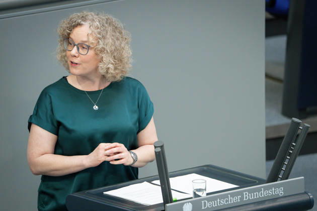 Deutscher Bundestag, 80. Plenarsitzung Julia Verlinden (Gruene) im Portrait bei ihrer Rede zum Tagesordnungspunkt EU-Gebaeuderichtlinie, Energieunabhängigkeit bei der 80. Sitzung des Deutschen Bundestag in Berlin, 21.05.2026 Berlin Berlin Deutschland