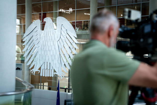 Deutscher Bundestag, 80. Plenarsitzung Symbolbild Adler im Plenarsaal mit einem Kameramann bei der 80. Sitzung des Deutschen Bundestag in Berlin Berlin Berlin Deutschland