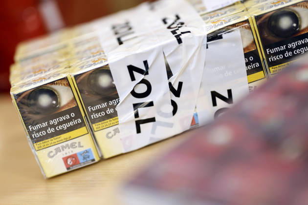 Zollbeamte zeigen sichergestellte Zigaretten-Stangen bei der Jahrespressekonferenz des Hauptzollamt Köln. Zahlreiche Asservate aus den Bereichen Produktfälschung, Produktsicherheit und Artenschutz sowie kuriose Drogenverstecke werden vor Ort präsentiert. Köln, 22.05.2026 NRW Deutschland Copyright: xChristophxHardtx