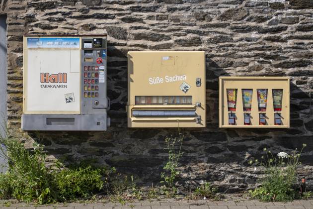 Verkaufsautomaten, Zigarettenautomat, Süßwarenautomat und rechts ein klassischer alter Kaugummiautomat, Kleinteile, Spielwaren, bei St. Goar Rheinland-Pfalz, Deutschland Verkaufsautomaten