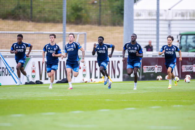 08.07.2026, Fussball, Training des FC Schalke 04. v. l. Junior Adamu (FC Schalke 04), Dylan Leonard (FC Schalke 04), Max Grüger (FC Schalke 04), Zaid Tchibara (FC Schalke 04), Bryan Lasme (FC Schalke 04), Soufiane El-Faouzi (FC Schalke 04). Gelsenkirchen Trainingsgelände FC Schalke 04 NRW Deutschland xRHR-FOTO YYx