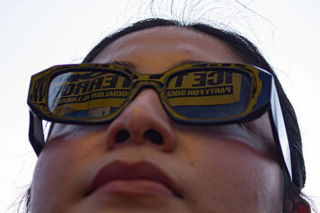 A person takes part in a protest against immigration policies in Houston, USA, 08 July 2026. Protests in Houston Following the Death of a Mexican Immigrant During an ICE Raid !ACHTUNG: NUR REDAKTIONELLE NUTZUNG! Copyright: xCARLOSxRAMÍREZx AME8552 20260709-55020842572_1