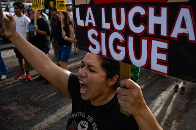 A person takes part in a protest against immigration policies in Houston, USA, 08 July 2026. Protests in Houston Following the Death of a Mexican Immigrant During an ICE Raid !ACHTUNG: NUR REDAKTIONELLE NUTZUNG! Copyright: xCARLOSxRAMÍREZx AME8555 20260709-55020842581_1