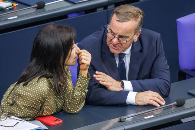 Bundestag Katherina Reiche (CDU), Bundesministerin fuer Wirtschaft und Energie und Boris Pistorius (SPD), Bundesminister der Verteidigung, im Deutschen Bundestag am 09.07.26 in Berlin. Berlin Berlin Deutschland Bundestag