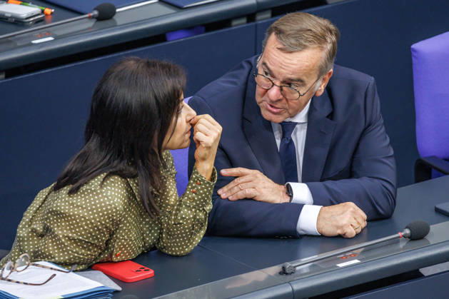 Bundestag Katherina Reiche (CDU), Bundesministerin fuer Wirtschaft und Energie und Boris Pistorius (SPD), Bundesminister der Verteidigung, im Deutschen Bundestag am 09.07.26 in Berlin. Berlin Berlin Deutschland Bundestag