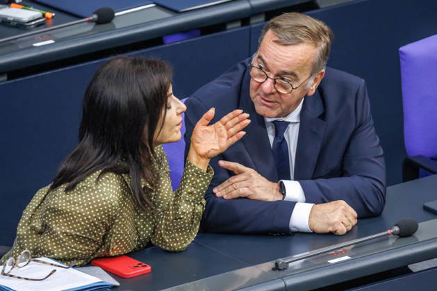 Bundestag Katherina Reiche (CDU), Bundesministerin fuer Wirtschaft und Energie und Boris Pistorius (SPD), Bundesminister der Verteidigung, im Deutschen Bundestag am 09.07.26 in Berlin. Berlin Berlin Deutschland Bundestag