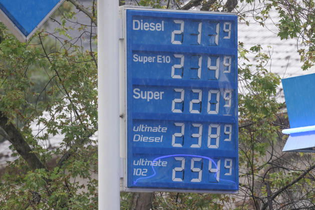 Wie ist die weitere Entwicklung der Spritpreise? Die Spritpreise ziehen weiter an. Am heutigen Freitag ist der letzte Schultag vor den Sommerferien die am Montag beginnen. ARAL Tankstelle in Siegen. Bereits am Vormittag liegen die Spritpreise deutlich hoeher (höher) als zu Beginn der Woche. Der aktuelle Preis fuer (für) Diesel, Super E10 und Super liegt deutlich ueber (über) 2 Euro. Tankstelle, Spritpreise am 17.07.2026 in Siegen Deutschland.
