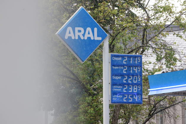 Wie ist die weitere Entwicklung der Spritpreise? Die Spritpreise ziehen weiter an. Am heutigen Freitag ist der letzte Schultag vor den Sommerferien die am Montag beginnen. ARAL Tankstelle in Siegen. Bereits am Vormittag liegen die Spritpreise deutlich hoeher (höher) als zu Beginn der Woche. Der aktuelle Preis fuer (für) Diesel, Super E10 und Super liegt deutlich ueber (über) 2 Euro. Tankstelle, Spritpreise am 17.07.2026 in Siegen Deutschland.