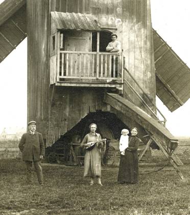 Wandervogel, Lebensreform, Frau mit Laute, Windmühle 19. Jahrhundert, Alte Windmühle aus Holz mit Menschen im Vordergrund, ländliche Atmosphäre und historische Kleidung, um 1924 Wandervogel, Lebensreform, woman with lute, 19th century windmill, old wooden windmill with people in the foreground, rural atmosphere and historic clothing, around 1924 Copyright: imageBROKER BodoxNiemann iblbni18477485.jpg