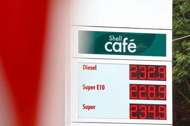 Wie ist die weitere Entwicklung der Spritpreise? Die Spritpreise ziehen weiter an. SHELL Tankstelle in Siegen. Die Spritpreise am fruehen (frühen) Nachmittag. Der aktuelle Preis fuer (für) Diesel, Super E10 und Super liegt weit ueber (über) 2 Euro. Tankstelle, Spritpreise am 19.07.2026 in Siegen Deutschland.