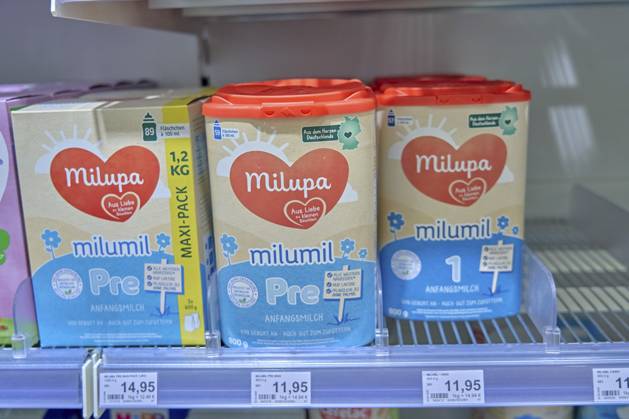 Babynahrung, Babymilch, Milupa Milumil Anfangsmilch in herzförmigen Designs, blaue und beige Verpackung, Produkt einkaufen, Supermarkt Laden, Drogerie Markt, Rossmann, Deutschland Baby food, baby milk, Milupa Milumil starter milk in heart-shaped designs, blue and beige packaging, product shopping, supermarket shop, drugstore, Rossmann, Germany Copyright: imageBROKER brandxnews iblbee18390242.jpg
