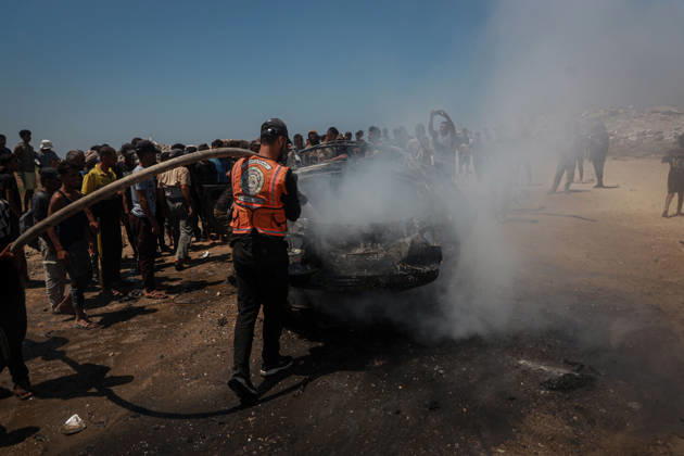Israeli attacks continue in Gaza GAZA, PALESTINE - JULY 21 : Firefighters and local Palestinians attempt to extinguish a burning civilian vehicle after it was targeted in an Israeli attack in the Nuseirat refugee camp in the central Gaza Strip on July 21, 2026 in Gaza, Palestine. Abdalhkem Abu Riash Anadolu Gaza City Gaza. Editorial use only. Please get in touch for any other usage.  Copyright: x2026xAnadoluxAbdalhkemxAbuxRiashx