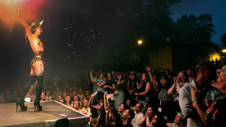 25.07.2026 Halle Saale Halle (Saale) Halle Saale Sachsen-Anhalt Ansicht Stadtansicht Sachsen Anhalt Ansicht Sommerfest 2026 am Peißnitzhaus peißnitzhaus festival Travestieshow Travestie Show Drag- und Travestie-Show foto: Janayra �