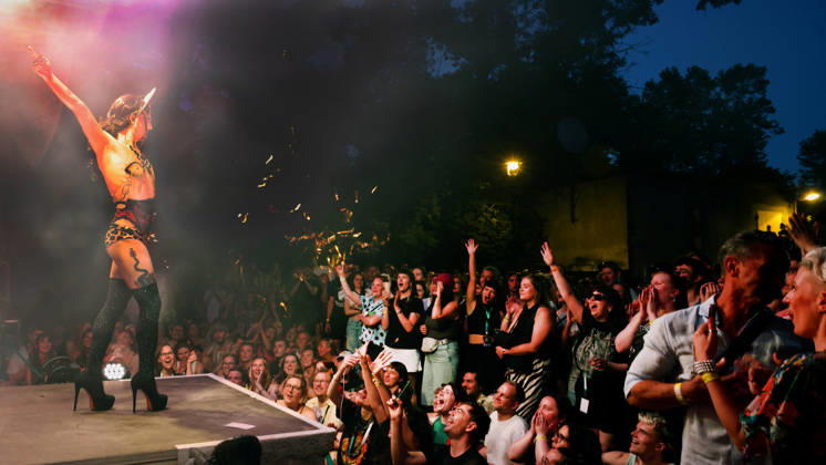 25.07.2026 Halle Saale Halle (Saale) Halle Saale Sachsen-Anhalt Ansicht Stadtansicht Sachsen Anhalt Ansicht Sommerfest 2026 am Peißnitzhaus peißnitzhaus festival Travestieshow Travestie Show Drag- und Travestie-Show foto: Janayra �