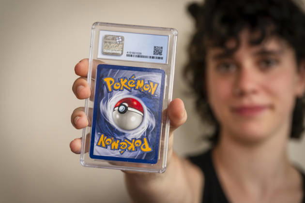 05.08.2026, Deutschland, Bayern, Pokemon-Sammelkarten, eine Teenagerin (Viola) sammelt begeistert Pokemon-Karten. (Modelreleased) 05.08.2026, Pokemon 05.08.2026, Pokemon