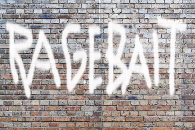 RAGEBAIT, Jugendwort 2026, TOP 10, provokanter Inhalt im Netz, der Wut auslösen soll, Jugendsprache, Trends aus Social Media und der Gaming-Kultur, Auswahl durch Langenscheidt Verlag, Graffiti auf Ziegelwand, Fotomontage