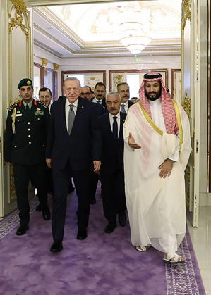 Turkish President Recep Tayyip Erdogan (C) meets with Saudi Crown Prince Mohammed bin Salman (R) during a working visit in Mecca, Saudi Arabia, on Friday on August 7, 2026. SAU2026080713 TurkishxPresidencyxOffice
