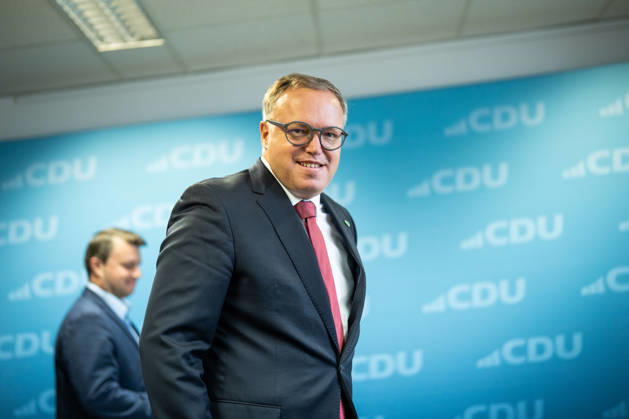 Mario Voigt, Ministerpräsident Thüringen, mit Niklas Waßmann, Generalsekretär CDU-Thüringen;Pressekonferenz des Ministerpräsidenten von Thüringen in der Landesgeschäftsstelle der CDU, Erfurt Thüringen Deutschland Landesgeschäftsstelle CDU Thür