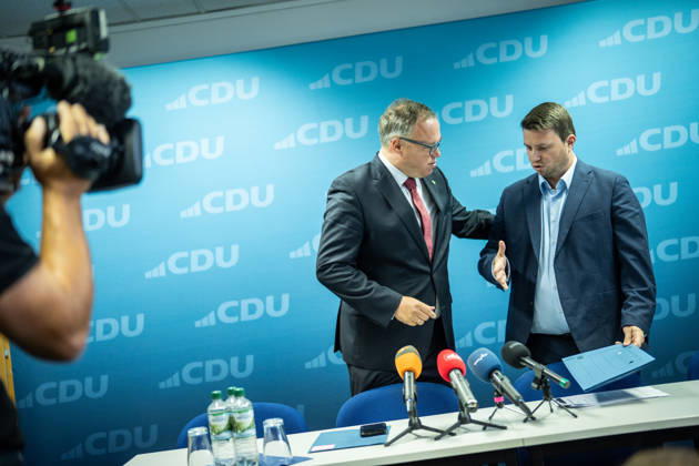 Mario Voigt, Ministerpräsident Thüringen, mit Niklas Waßmann, Generalsekretär CDU-Thüringen;Pressekonferenz des Ministerpräsidenten von Thüringen in der Landesgeschäftsstelle der CDU, Erfurt Thüringen Deutschland Landesgeschäftsstelle CDU Thür
