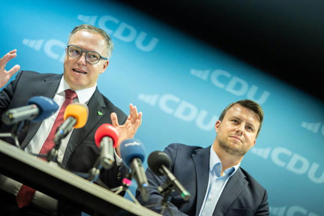 Mario Voigt, Ministerpräsident Thüringen, mit Niklas Waßmann, Generalsekretär CDU-Thüringen;Pressekonferenz des Ministerpräsidenten von Thüringen in der Landesgeschäftsstelle der CDU, Erfurt Thüringen Deutschland Landesgeschäftsstelle CDU Thür