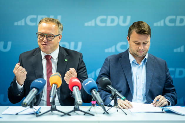 Mario Voigt, Ministerpräsident Thüringen, mit Niklas Waßmann, Generalsekretär CDU-Thüringen;Pressekonferenz des Ministerpräsidenten von Thüringen in der Landesgeschäftsstelle der CDU, Erfurt Thüringen Deutschland Landesgeschäftsstelle CDU Thür