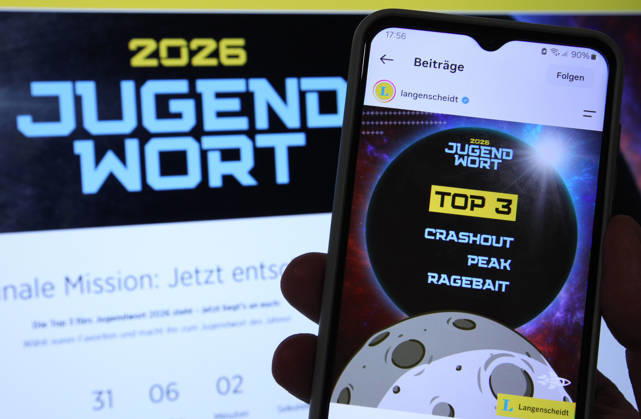 Auf einem Laptop wurde die Website vom Langenscheidt-Verlag aufgerufen mit der Wahl zum Jugendwort des Jahres aufgerufen. Davor wurde der Instagram-Account vom Langenscheidt-Verlag mit einem Post über die drei verbliebenden Begriffe (Ragebait, Peak oder Crashout) zu der Wahl aufgerufen. Symbolbild Symbolfoto. Schnelsen Hamburg