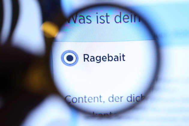 Auf einem Laptop wurde die Website vom Langenscheidt-Verlag aufgerufen. Dort ruft der Verlag dazu auf, über das Jugendwort des Jahres 2026 abzustimmen. Eine Lupe zeigt auf den Begriff Ragebait. Symbolbild Symbolfoto. Schnelsen Hamburg