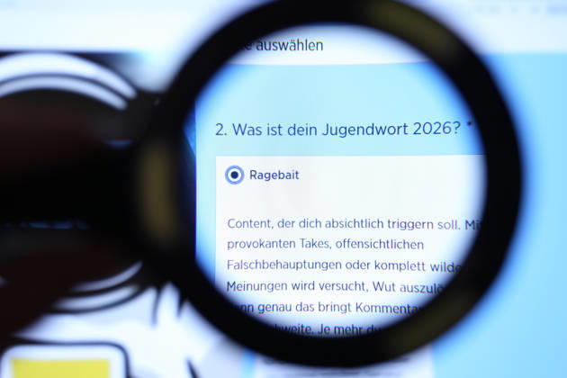 Auf einem Laptop wurde die Website vom Langenscheidt-Verlag aufgerufen. Dort ruft der Verlag dazu auf, über das Jugendwort des Jahres 2026 abzustimmen. Eine Lupe zeigt auf den Begriff Ragebait. Symbolbild Symbolfoto. Schnelsen Hamburg