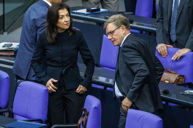 Bundestag Katherina Reiche (CDU), Bundesministerin fuer Wirtschaft und Energie und Johann Wadephul (CDU), Bundesaussenminister im Deutschen Bundestag am 09.09.26 in Berlin. Berlin Berlin Deutschland Bundestag