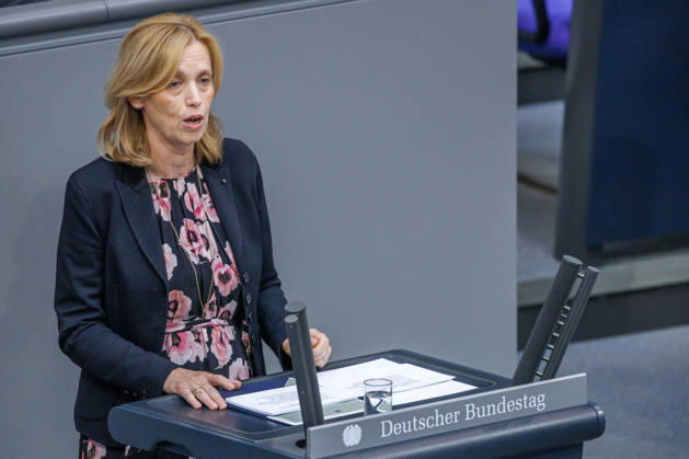 Bundestag Karin Prien (CDU), Bundesfamilienministerin im Deutschen Bundestag am 10.09.26 in Berlin. Berlin Berlin Deutschland Bundestag