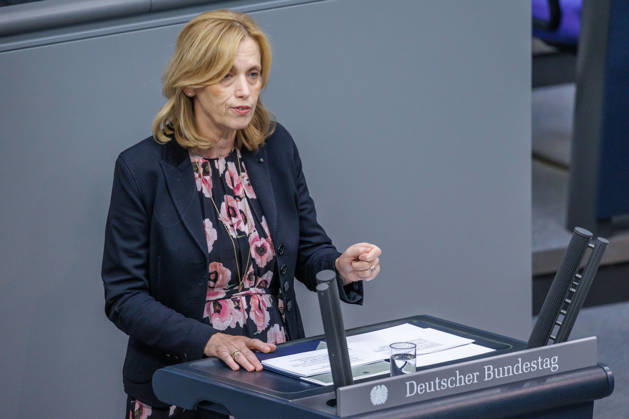 Bundestag Karin Prien (CDU), Bundesfamilienministerin im Deutschen Bundestag am 10.09.26 in Berlin. Berlin Berlin Deutschland Bundestag