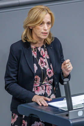Bundestag Karin Prien (CDU), Bundesfamilienministerin im Deutschen Bundestag am 10.09.26 in Berlin. Berlin Berlin Deutschland Bundestag