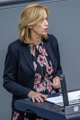 Bundestag Karin Prien (CDU), Bundesfamilienministerin im Deutschen Bundestag am 10.09.26 in Berlin. Berlin Berlin Deutschland Bundestag