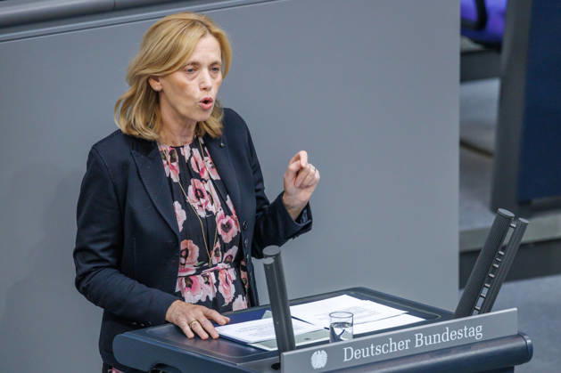Bundestag Karin Prien (CDU), Bundesfamilienministerin im Deutschen Bundestag am 10.09.26 in Berlin. Berlin Berlin Deutschland Bundestag