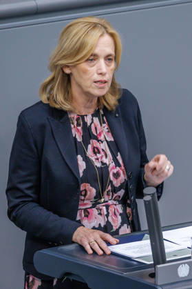 Bundestag Karin Prien (CDU), Bundesfamilienministerin im Deutschen Bundestag am 10.09.26 in Berlin. Berlin Berlin Deutschland Bundestag