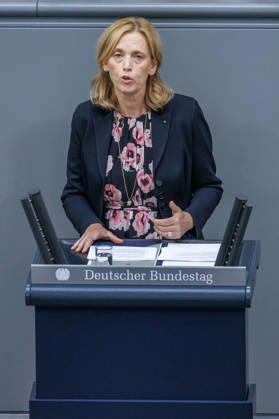 Bundestag Karin Prien (CDU), Bundesfamilienministerin im Deutschen Bundestag am 10.09.26 in Berlin. Berlin Berlin Deutschland Bundestag