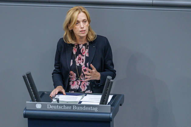 Bundestag Karin Prien (CDU), Bundesfamilienministerin im Deutschen Bundestag am 10.09.26 in Berlin. Berlin Berlin Deutschland Bundestag