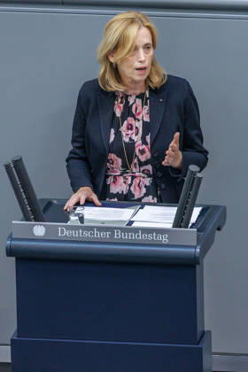Bundestag Karin Prien (CDU), Bundesfamilienministerin im Deutschen Bundestag am 10.09.26 in Berlin. Berlin Berlin Deutschland Bundestag