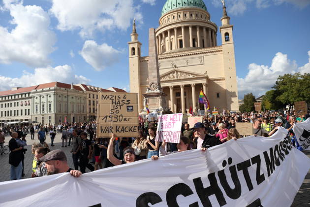 Demonstranten laufen mit Banner Prüf heute. Schütz morgen! um den Landtag während einer Demonstration für die Überprüfung rechtsextremer Parteien durch das Bundesverfassungsgericht, Alter Markt, Potsdam, 12. September 2026. Prüf-Demo in Potsdam