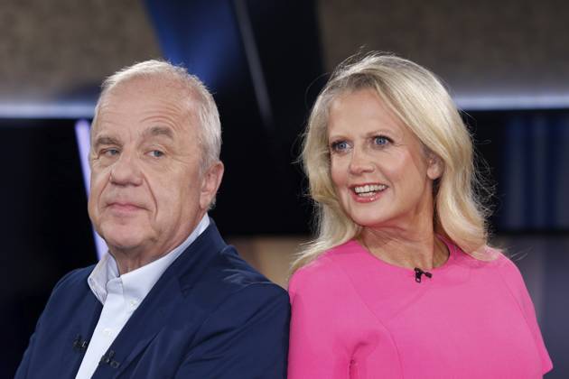 Hubertus Meyer-Burckhardt und Barbara Schöneberger, Moderatoren in der Fernsehsendung NDR Talk Show in den NDR Studios, Hamburg, Deutschland Hubertus Meyer-Burckhardt and Barbara Schöneberger, presenters on the television program NDR Talk Show at NDR Studios, Hamburg, Germany Copyright: imageBROKER ChristopherxTamcke ibltam18987061