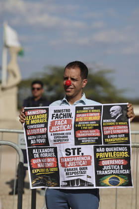 Brazilian President Lula da Silva attends a ceremony at the Planalto Palace in Brasilia BRASILIA, BRAZIL - SEPTEMBER 14: Lawyer Alex Lima, wearing a clown nose, holds a banner as he demonstrates outside Brazil s Supreme Federal Court against Justice of the Supreme Federal Court, Alexandre de Moraes, in Brasilia, Brazil, September 14, 2026. Mateus Bonomi Anadolu Brasilia Brazil. Editorial use only. Please get in touch for any other usage. Copyright: x2026xAnadoluxMateusxBonomix