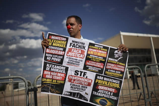 Brazilian President Lula da Silva attends a ceremony at the Planalto Palace in Brasilia BRASILIA, BRAZIL - SEPTEMBER 14: Lawyer Alex Lima, wearing a clown nose, holds a banner as he demonstrates outside Brazil s Supreme Federal Court against Justice of the Supreme Federal Court, Alexandre de Moraes, in Brasilia, Brazil, September 14, 2026. Mateus Bonomi Anadolu Brasilia Brazil. Editorial use only. Please get in touch for any other usage. Copyright: x2026xAnadoluxMateusxBonomix