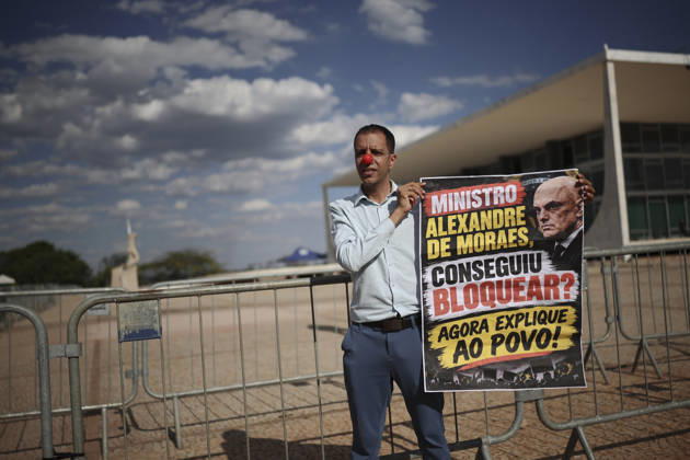 Brazilian President Lula da Silva attends a ceremony at the Planalto Palace in Brasilia BRASILIA, BRAZIL - SEPTEMBER 14: Lawyer Alex Lima, wearing a clown nose, holds a banner as he demonstrates outside Brazil s Supreme Federal Court against Justice of the Supreme Federal Court, Alexandre de Moraes, in Brasilia, Brazil, September 14, 2026. Mateus Bonomi Anadolu Brasilia Brazil. Editorial use only. Please get in touch for any other usage. Copyright: x2026xAnadoluxMateusxBonomix