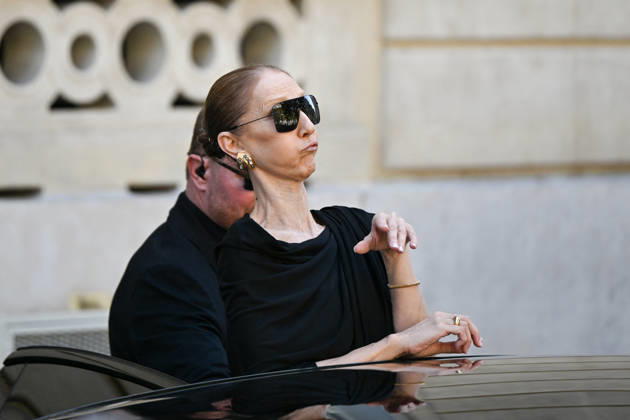 Celine Dion Leaves Her Hotel - Paris Celine Dion spend time with fans before her concert, at hotel Royal Monceau in Paris, France on September 23, 2026. Photo by Lionel Urman ABACAPRESS.COM Patis France Copyright: xUrmanxLionel ABACAx